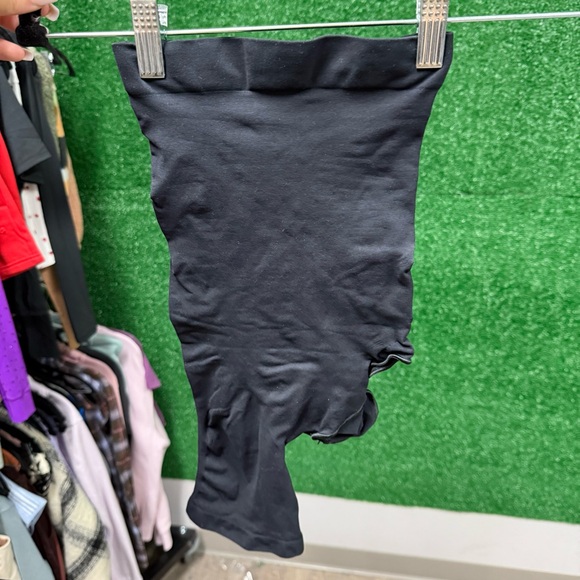 SKIMS Black Shapewear one leg Shorts - Picture 2 of 3
